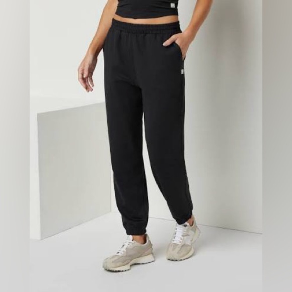 Like NEW VUORI BOYFRIEND JOGGER Sz M Black Heather $98 Soft Flattering